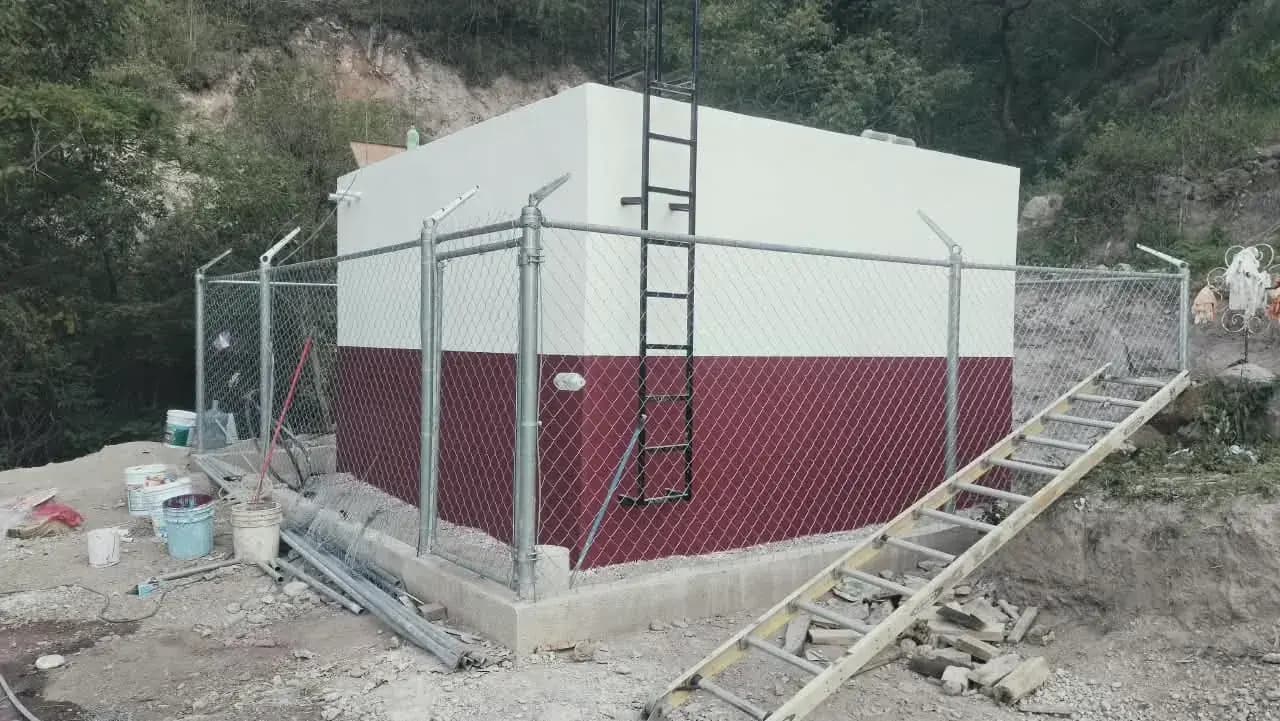 Tanque de agua de concreto con cerca perimetral en Oxtoyahualco